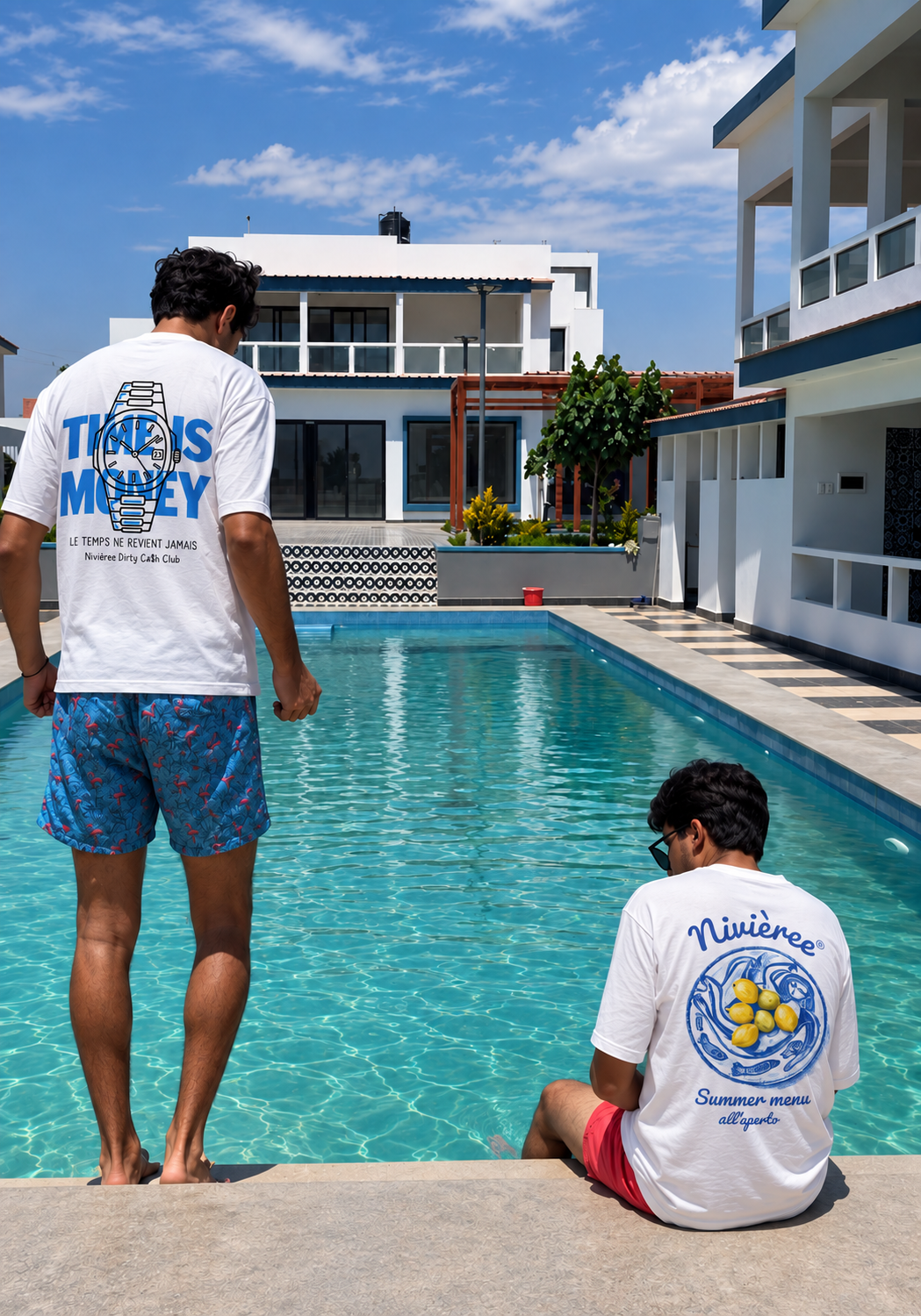 Dois modelos NIVIÈREE usando camisetas à beira de uma piscina